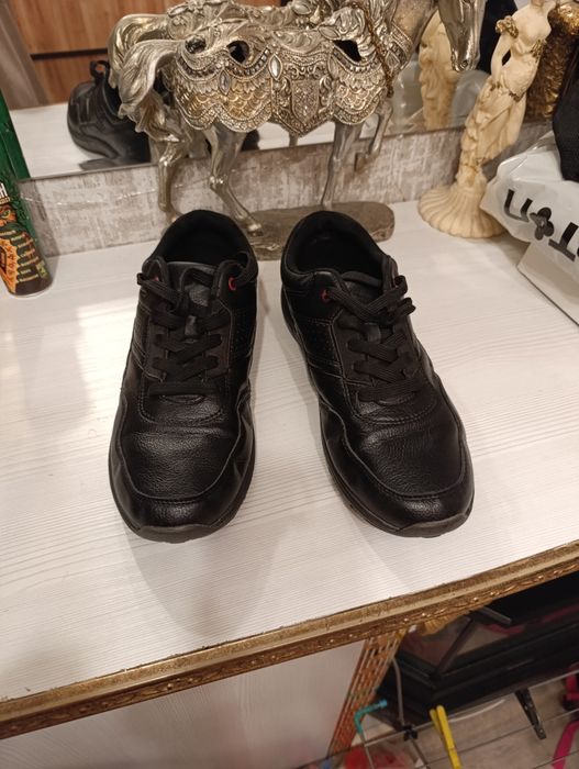 Продам кожаные кроссовки