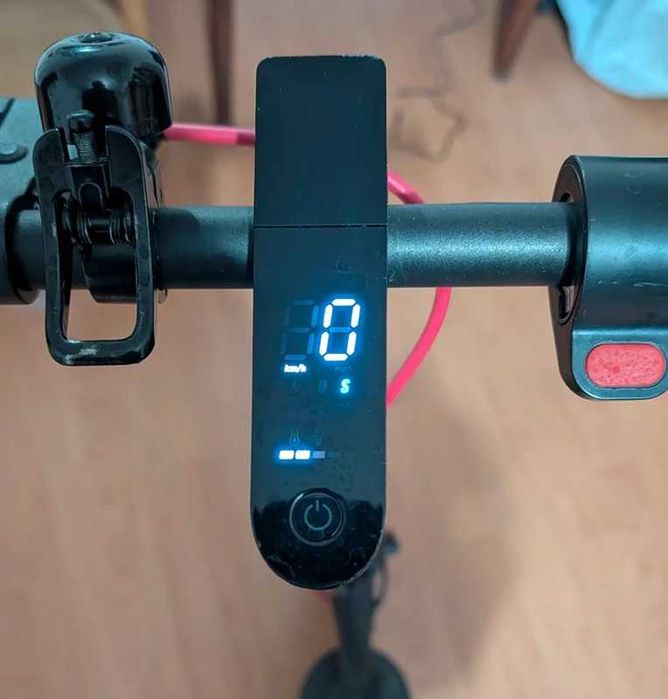 Trotinetă Electrică Xiaomi Scooter 4 – Stare Excelentă (Legală 25 km/h)