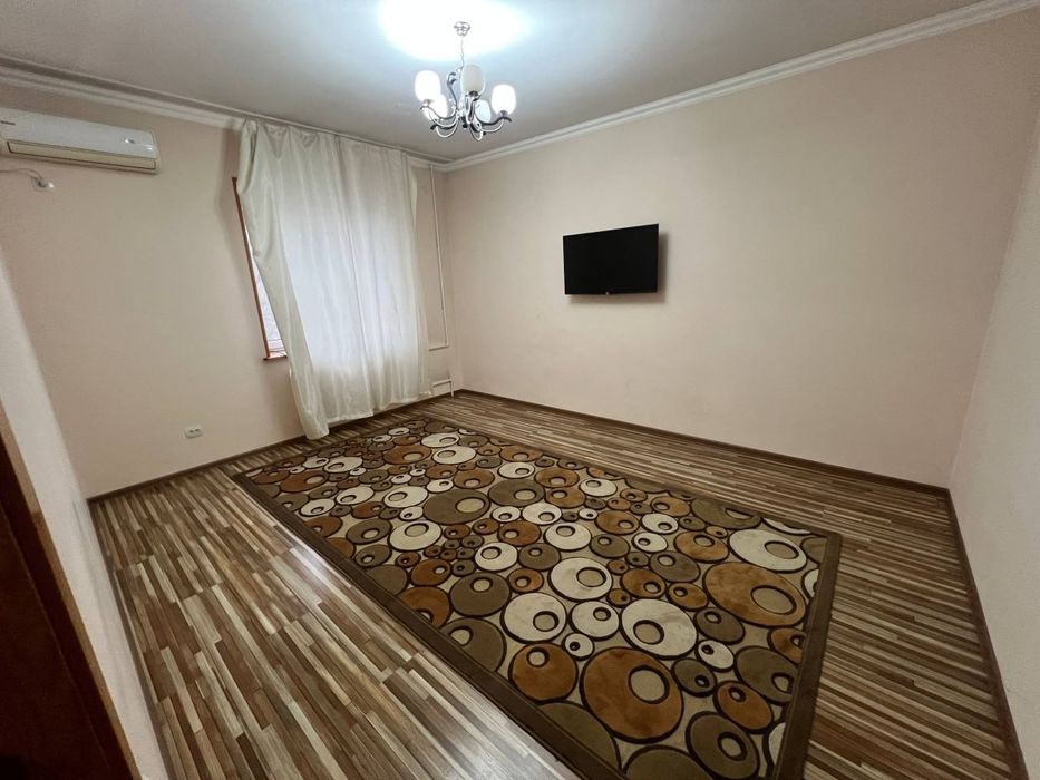 Чиланзар 1 квартал высокопотолочный дом 2 комнаты, раздельные. TL