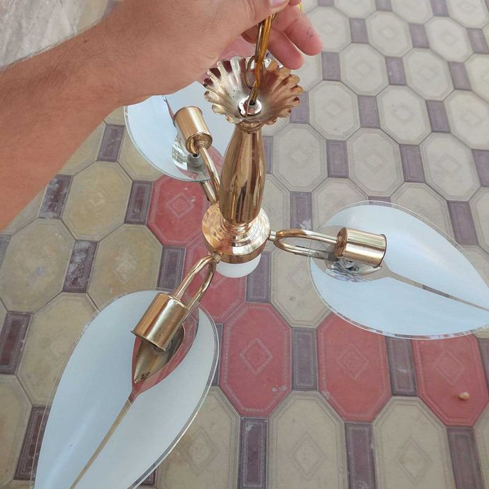 Luistralar 3talik akfa led chiroqlari bilan hona yorqin boladi