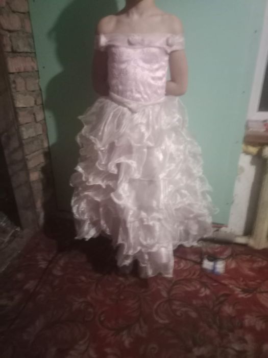 Продам костюмы и платья