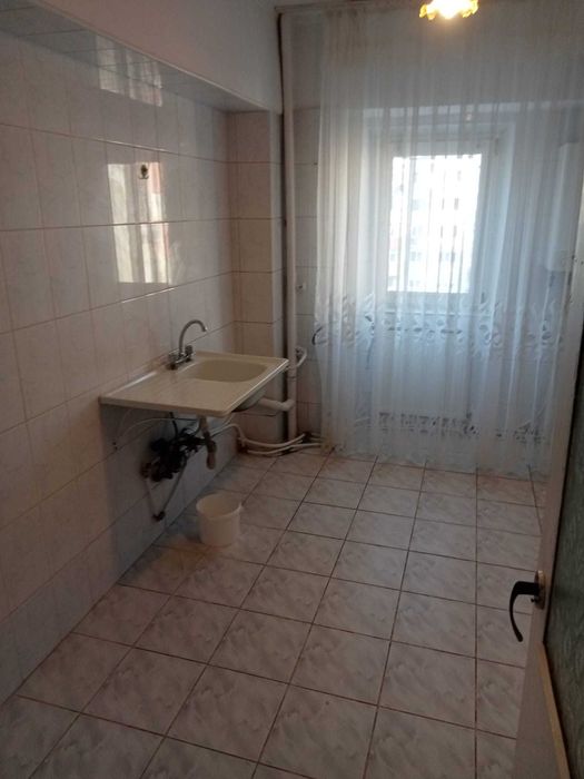 Vand apartament spatios cu 3 camere, 2 bai, bucatarie, balcon si boxa