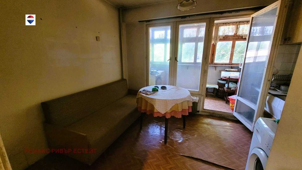 Двустаен апартамент за продажба кв. Родина 1