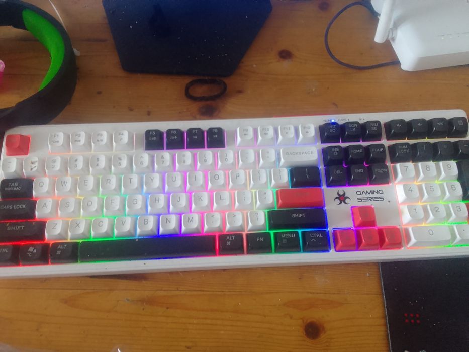 Vand  tastatura,mouse si casti