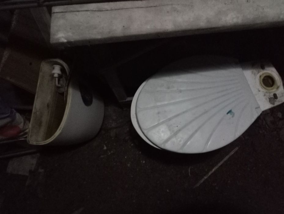 Унитаз без крышки на бачке.