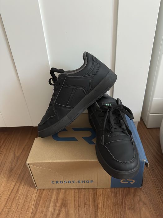 Фирменная обувь.