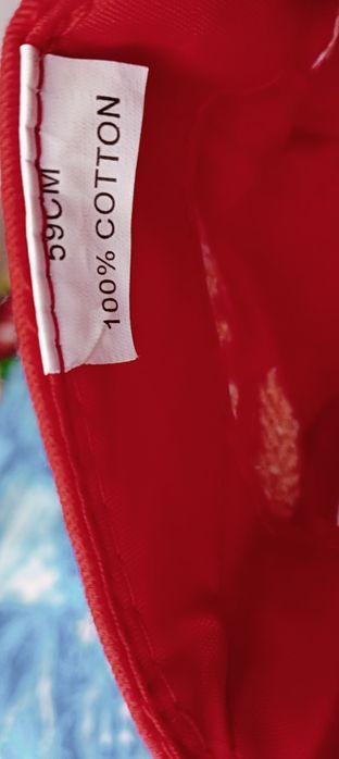 Червени летни шапки