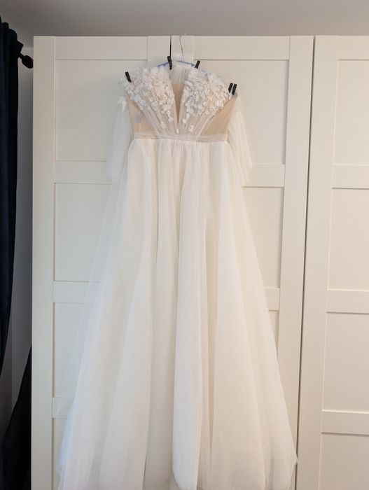Rochie mireasa in V, A line, cu trena si voal, maneci