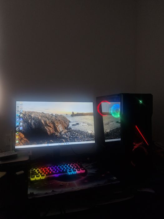 Vând desktop si monitor de gaming