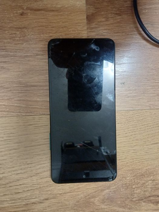 Huawei P Smart 2021 cu display spart
Vibreaza, se aud sunete.
Trebuie