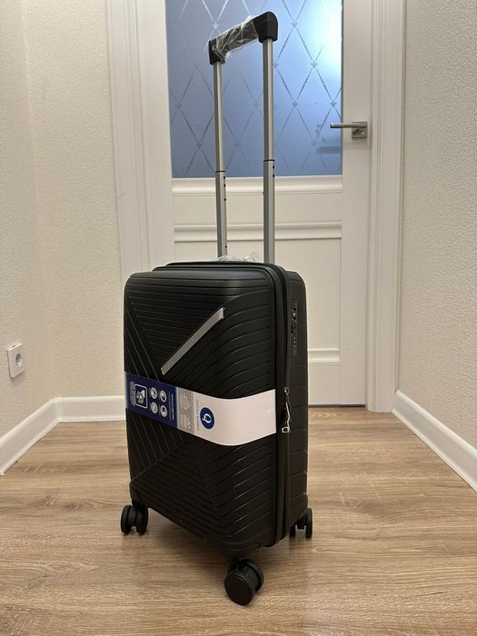 Продам новый чемодан