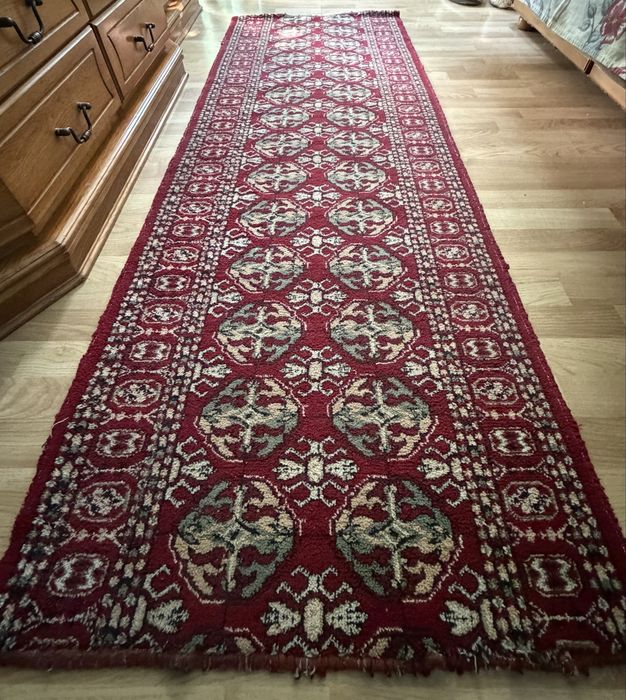 Covor culoarea roșie
