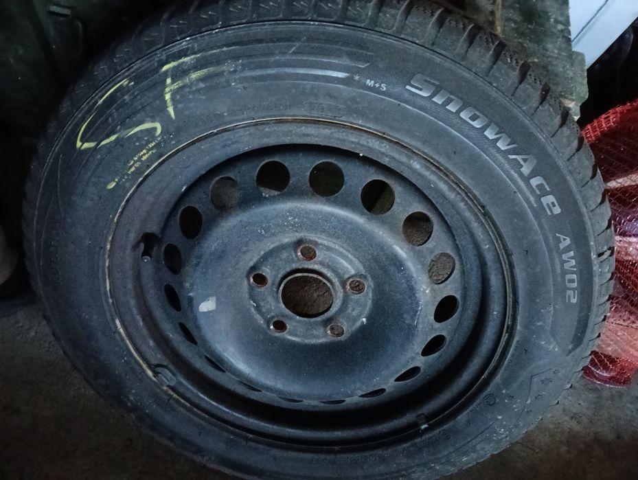 Vând anvelope cu jante.