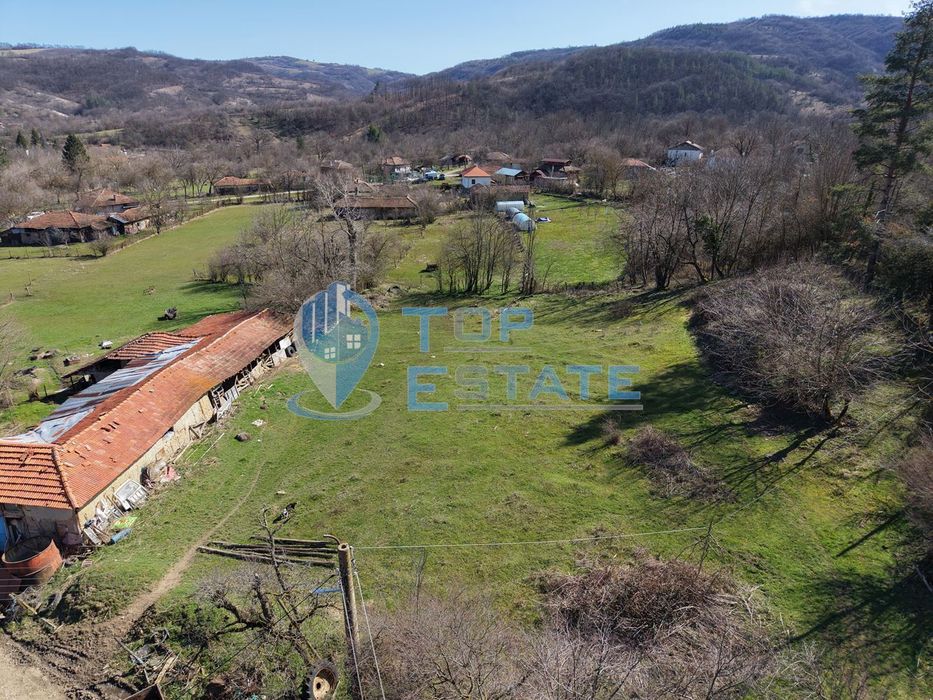 Панорамен парцел с партиди за ток и вода в планинското село Разсоха