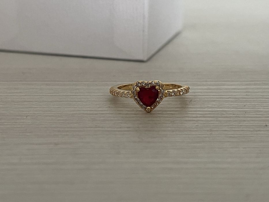 Inel Pandora aur, poatra rosie