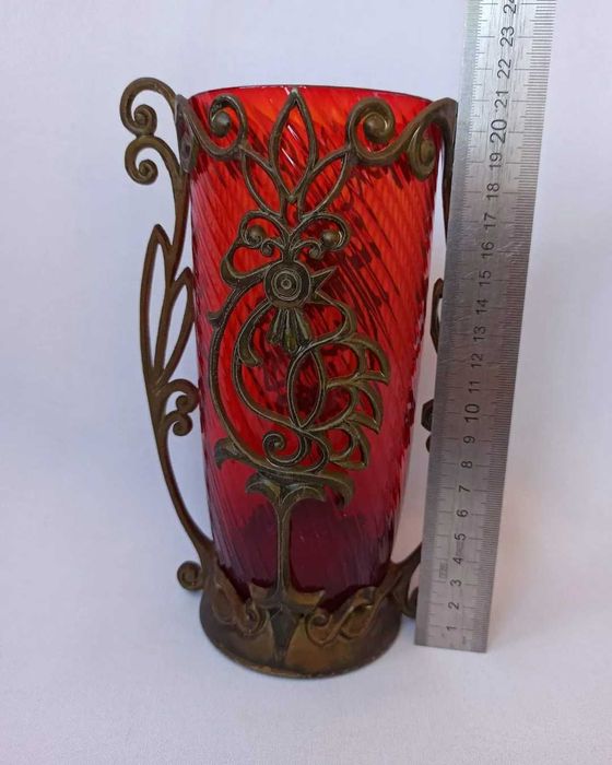 Винтажная ваза из рубинового стекла.