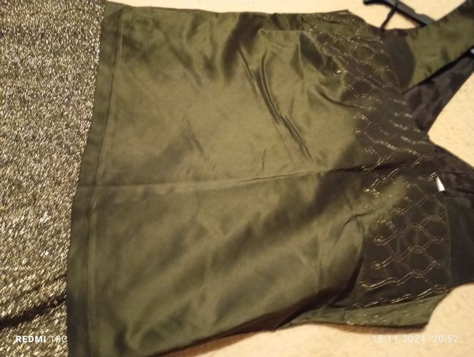 Costum cu fustă lunga aurie