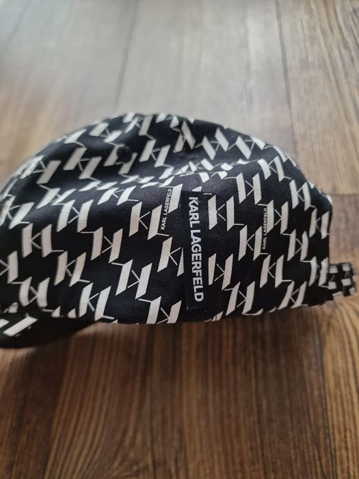 Страхотна шапка с козирка KARL LAGERFELD