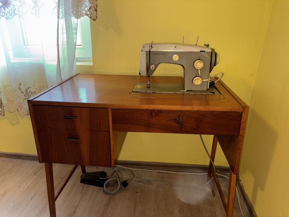 Mașini de cusut vechi - una electrică Veritas + una manuală