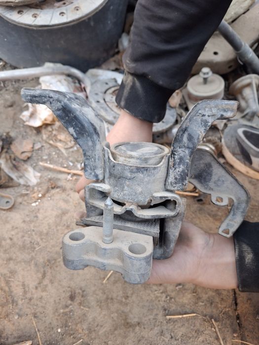 Пердняя подушка двс Toyota Auris