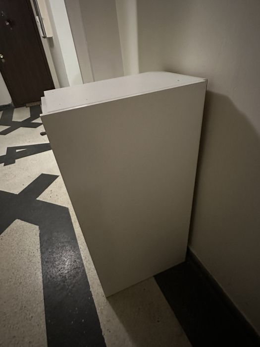 Бял шкаф с рафтове