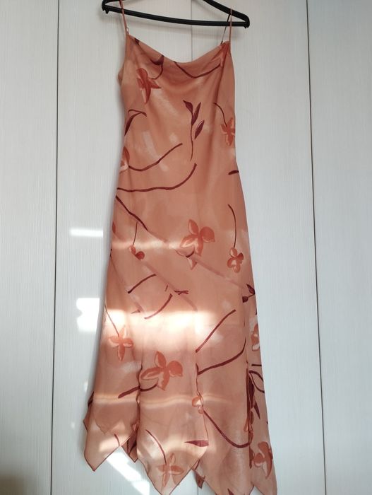 Ефирна и елегантна дамска рокля , р-р 44, в приятна разцветка.