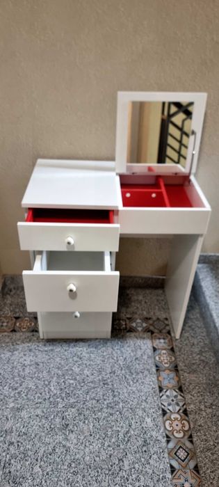 Продавам дамска тоалетка с огледало