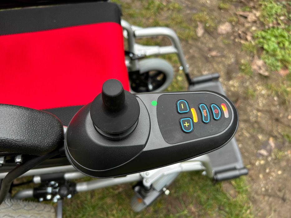 Vând cărucior electric pentru persoane cu dizabilități nefolosit