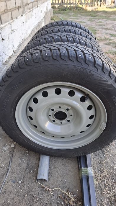 Продам   комплект  зимних  шин  на дисках  R14