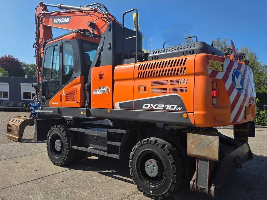Колесный экскаватор Doosan DX210W-5