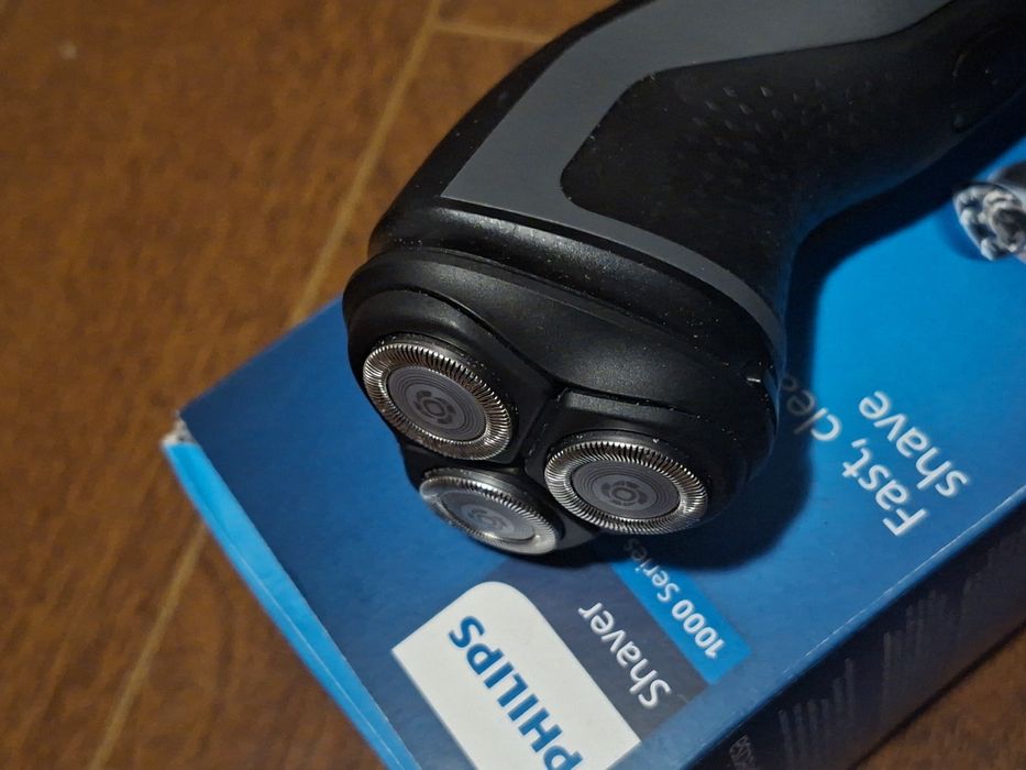 Aparat de bărbierit Philips 1000 Series  3 capete rotative  shaver