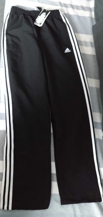Pantaloni Adidas noi de vanzare in diferite marimi cu eticheta