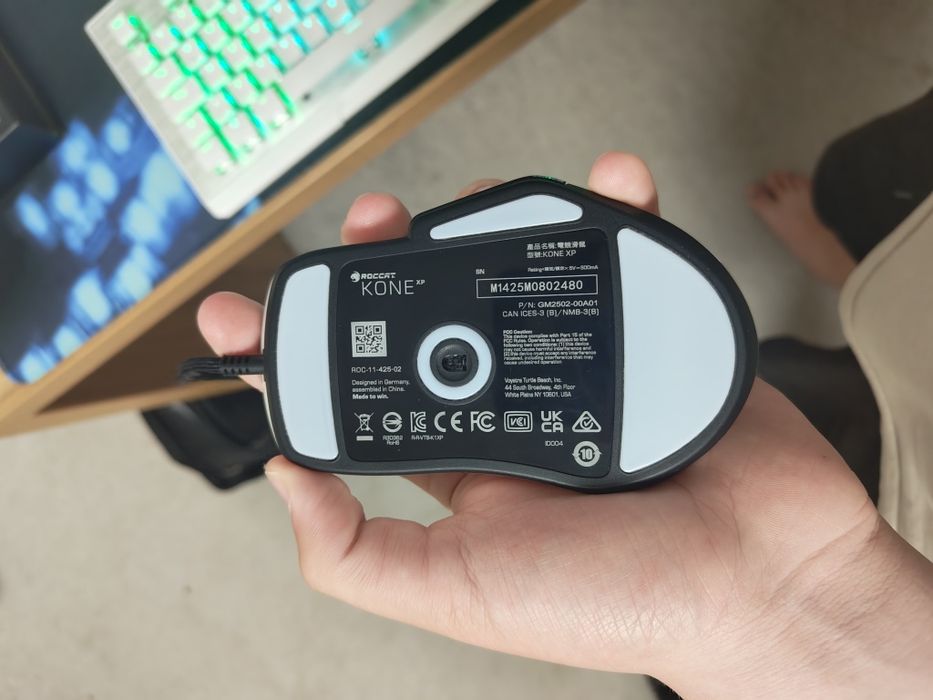 Vând set de mouse și tastatură mecanică Roccat