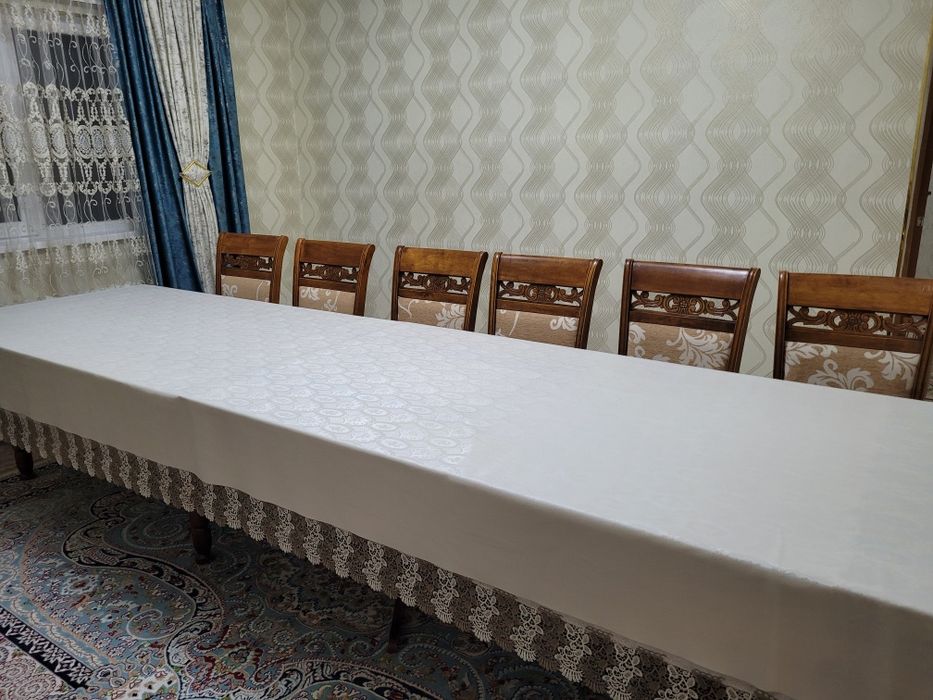 Стол и стулья для гостинной