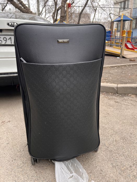 Продам чемодан Nine West