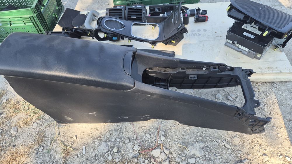 Интериор с Подлакътник за Тойота Авенсис Т27  2008- 2012г