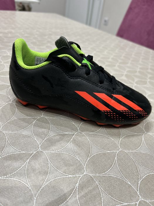 БУТОНКИ.    Обувани са буквално 2 пъти.