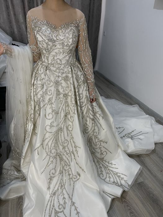 Туй либослари сотилади индийский тошли