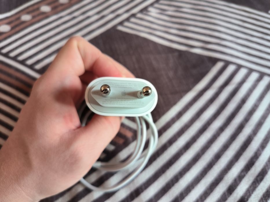 Продам оригинальное зарядное устройство 20 w для телефона iphone