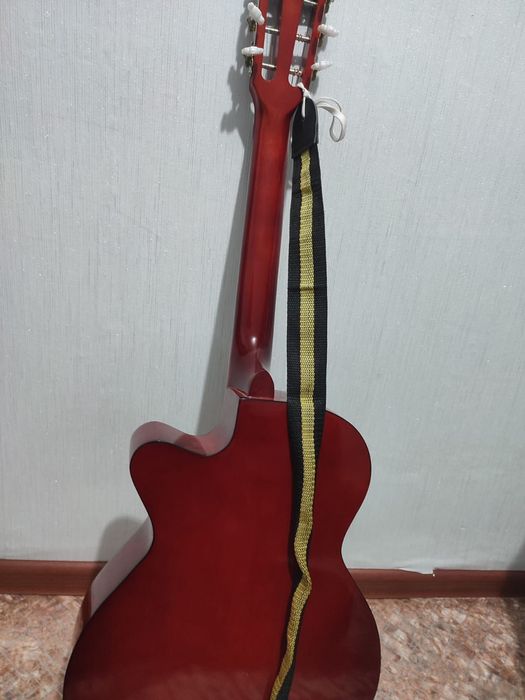 Гитара классическая с металлическими струнами