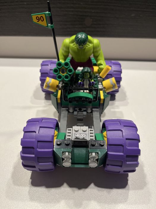 Lego Hulk vs Red Hulk original