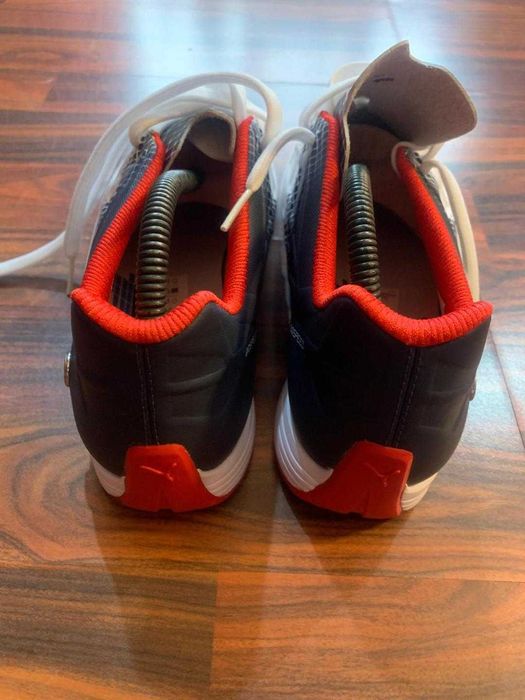 se vinde la pachet pantofi sport puma /bmw plus bluza puma /bmw