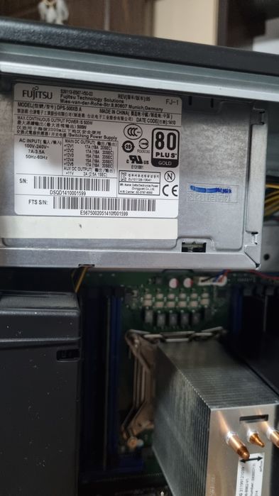 Unitate Server Fujitsu: Xeon e5 2680 v2/64GB RAM/GT630/SSD 256/500HDD