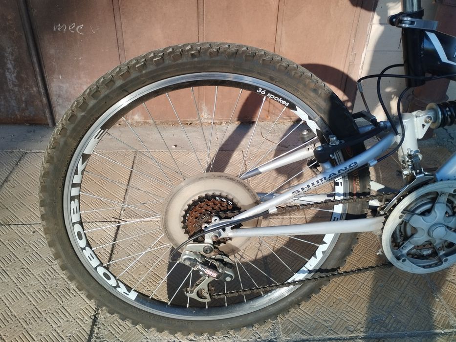 Продавам детски велосипед 24" с амортисьори и 18 скорости.