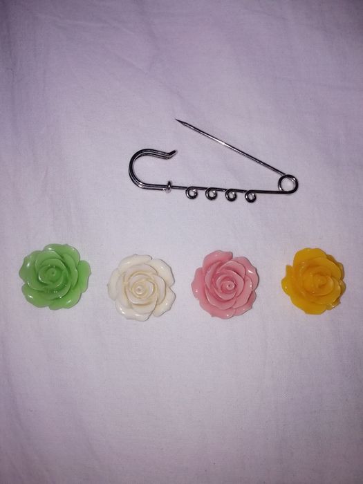 Милая брошь. 4 цвета