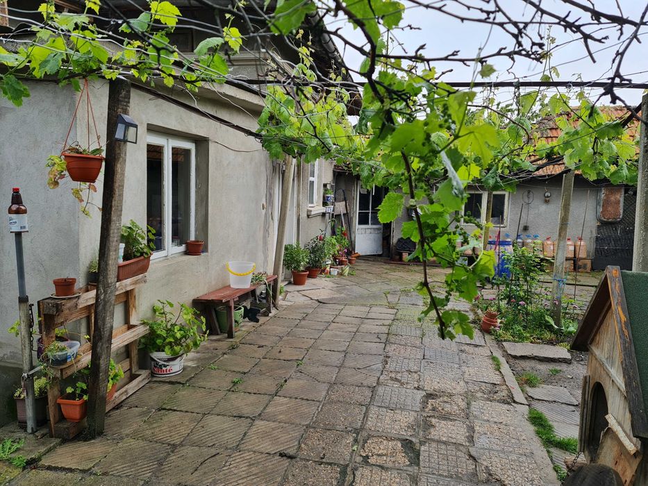 Продавам къща в кв. Бряг