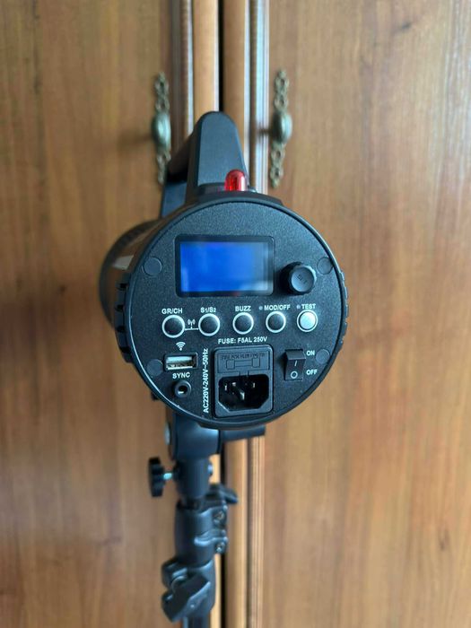 Студийна светкавица Godox Gemini GS300II + стойка + софтбокс (като нова)