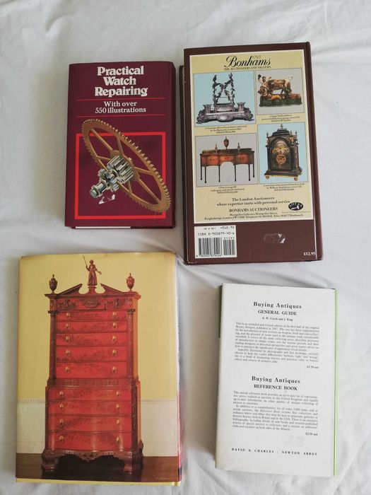 Set 4 carti despre antichitati si  reparatii ceasuri in engleza