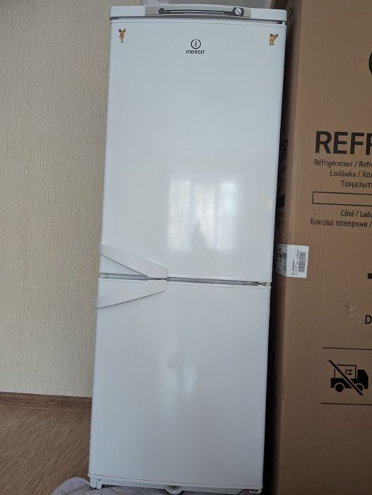 Холодильник Indesit