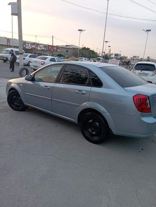 Lacetti 1.8 sotiladi